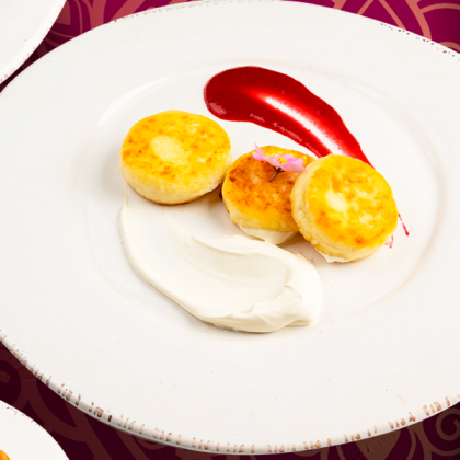 Сырники с малиновым джемом и сметаной