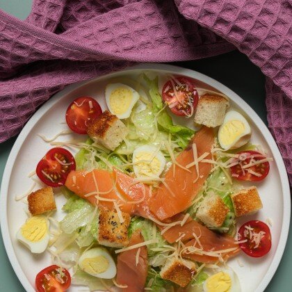 Салат «Цезарь» с сёмгой