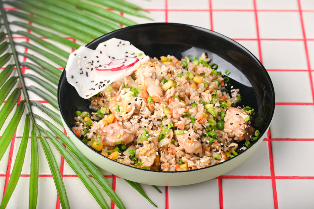 Жареный рис с курицей по-тайски