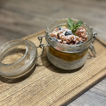 Чиа-пудинг с манговым соусом