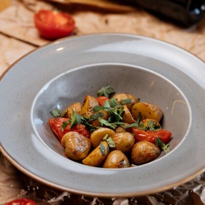 Бейби картофель с томатами и грузинскими травами