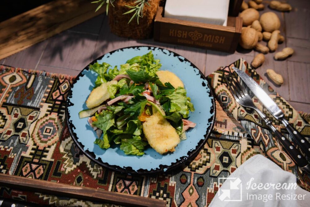 Салат с копченым цыпленком и жареным сыром Сулугуни