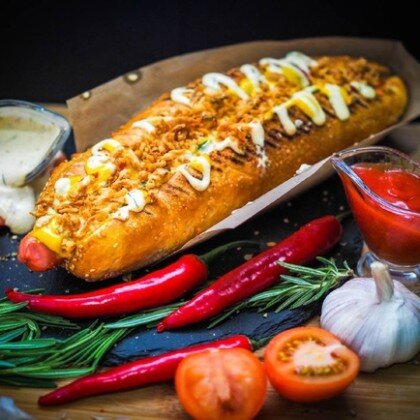 Двойной хот-дог в булке с сыром