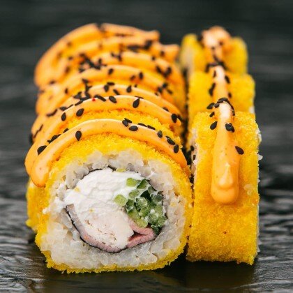 Ролл с копчёной курицей сливочным сыром и соусом спайси (8шт)