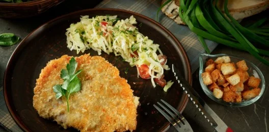 Шницель из курицы с сыром и овощным салатом