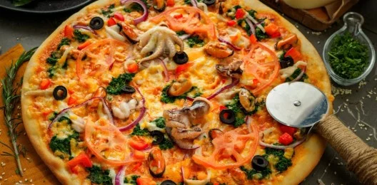 Пицца «Дары моря» на тонкой лепешке