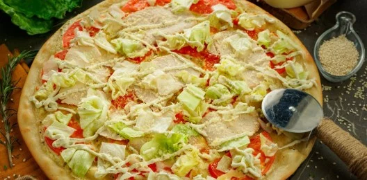Пицца «Цезарь с курицей» на тонкой лепешке