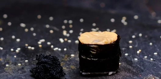 Гункан с черной Масаго