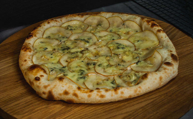 Пицца "Груша и горгонзола"