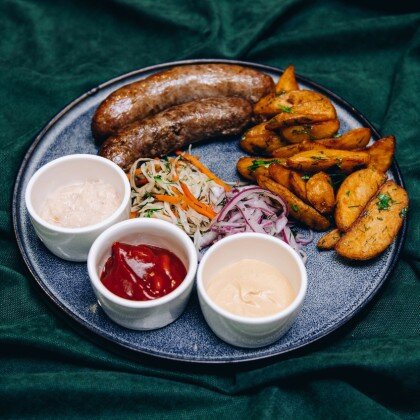 Фермерские колбаски с картофельными дольками