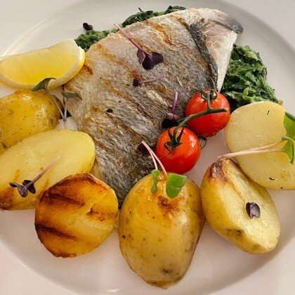 Филе дорадо на подушке из шпината с картофелем мини