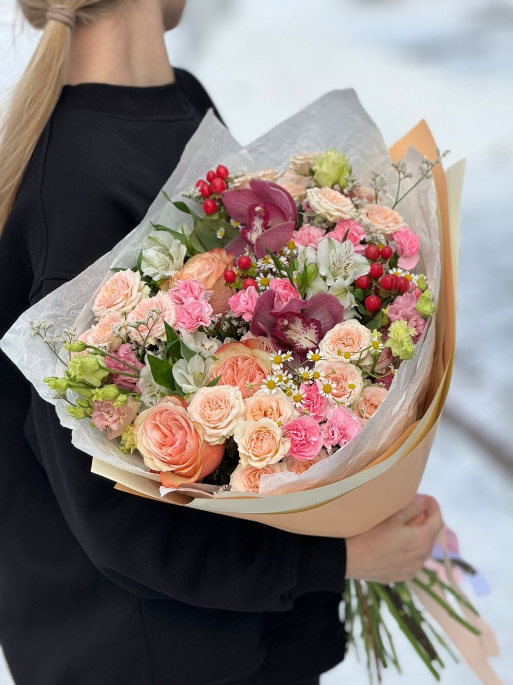 Авторский букет с розами и орхидеями