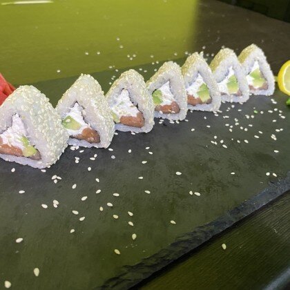 Ролл «Аляска» с лососем