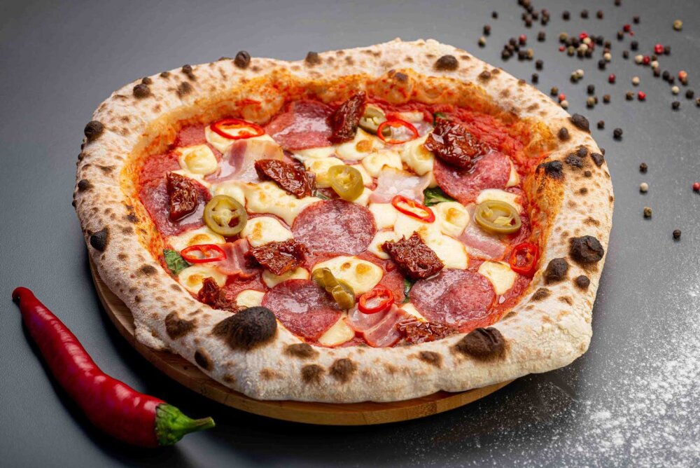 Пицца с итальянской салями и беконом
