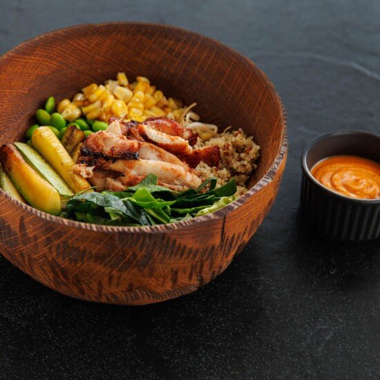 Боул с куриным бедром в азиатском стиле и киноа