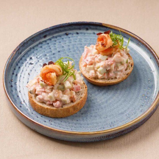 Брускетта с креветками и авокадо