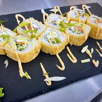 Ролл «Темпура» с лососем и зеленым луком