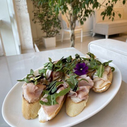 Брускетта с ветчиной