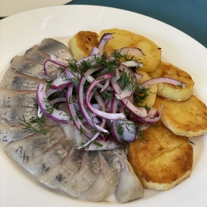 Сельдь с отварным картофелем, луком и укропом