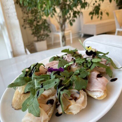 Брускетта с куриным карпаччо