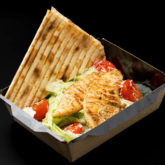 Салат Цезарь с курицей