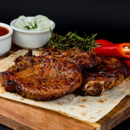 Стейк из свинины на кости