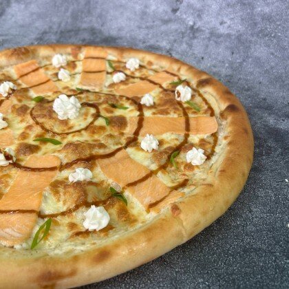 Пицца "Сливочная с лососем"