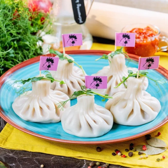 Хинкали с курицей в соусе Том-ям