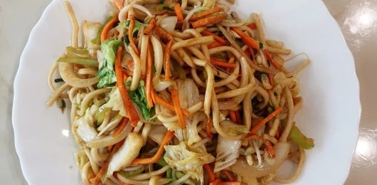 Жареная лапша с овощами