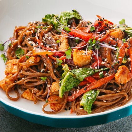 Соба с курицей в соусе кимчи