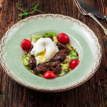 Салат с куриной печенью и яйцом пашот