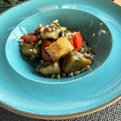 Хрустящие баклажаны со свежими томатами и кедровыми орешками