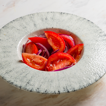 Помидоры с красным луком