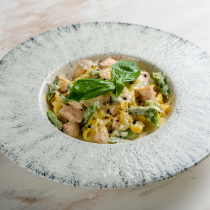 Фетучини с лососем и спаржей