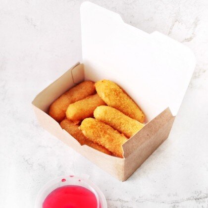 Жареный сыр с ягодным соусом