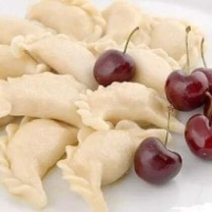 Вареники с творогом, вишней и сметаной