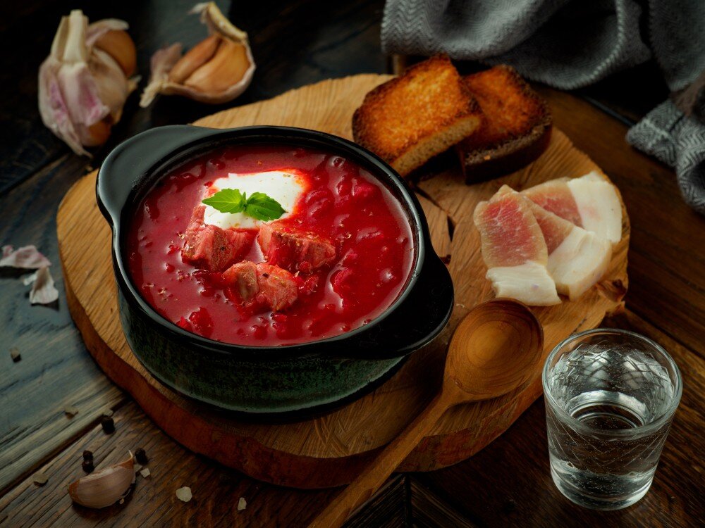 Борщ со сметаной, с салом и гренкой