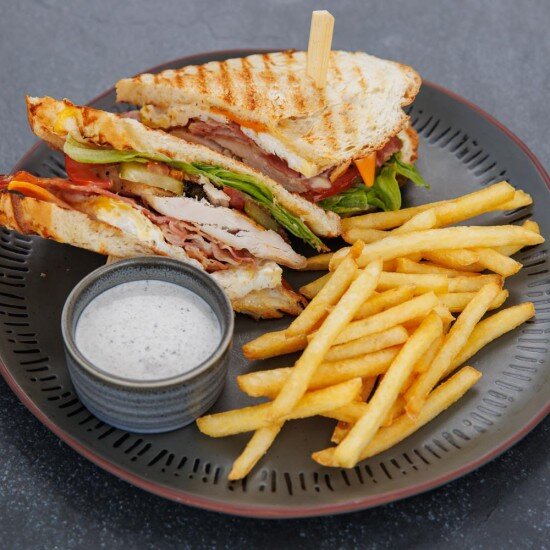 Сlub Сэндвич с курицей, беконом и яйцом