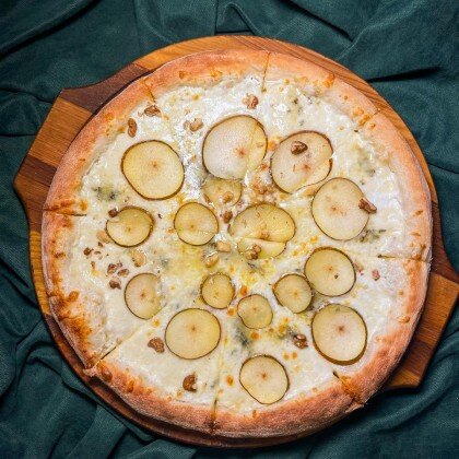 Пицца с грушей и сыром дорблю