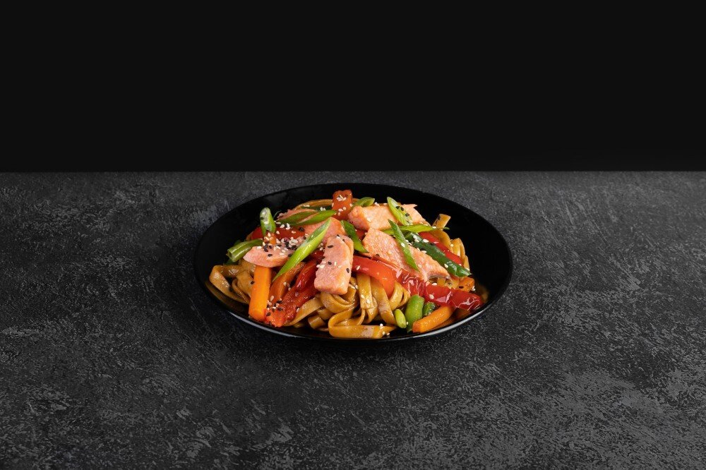 Wok с лососем