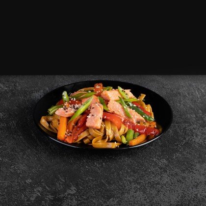 Wok с лососем