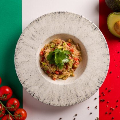 Киноа с авокадо и помидорами