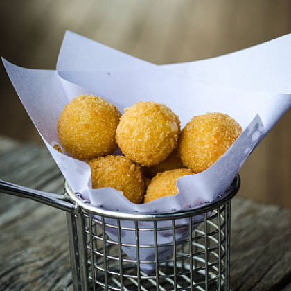 Картофельные шарики с сырным соусом