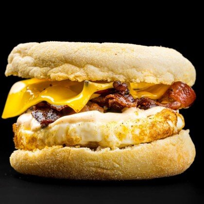 Мангалкофе-маффин с беконом и яйцом