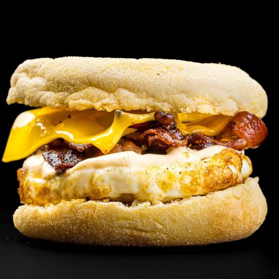 Мангалкофе-маффин с беконом и яйцом