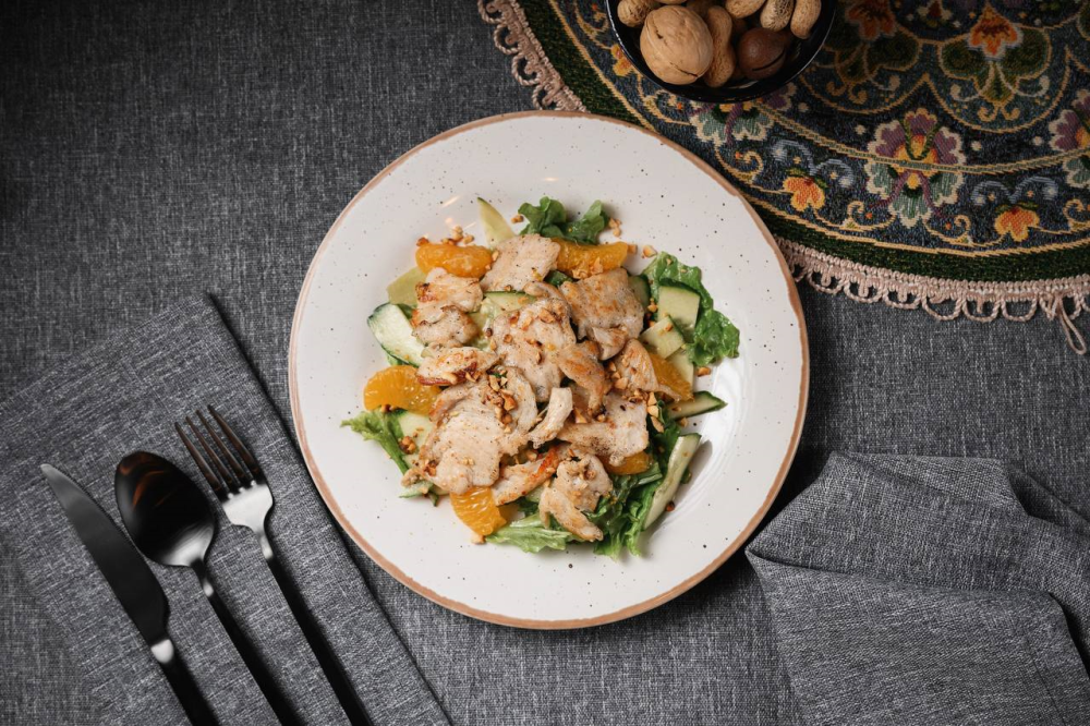 Теплый салат с курицей и апельсином