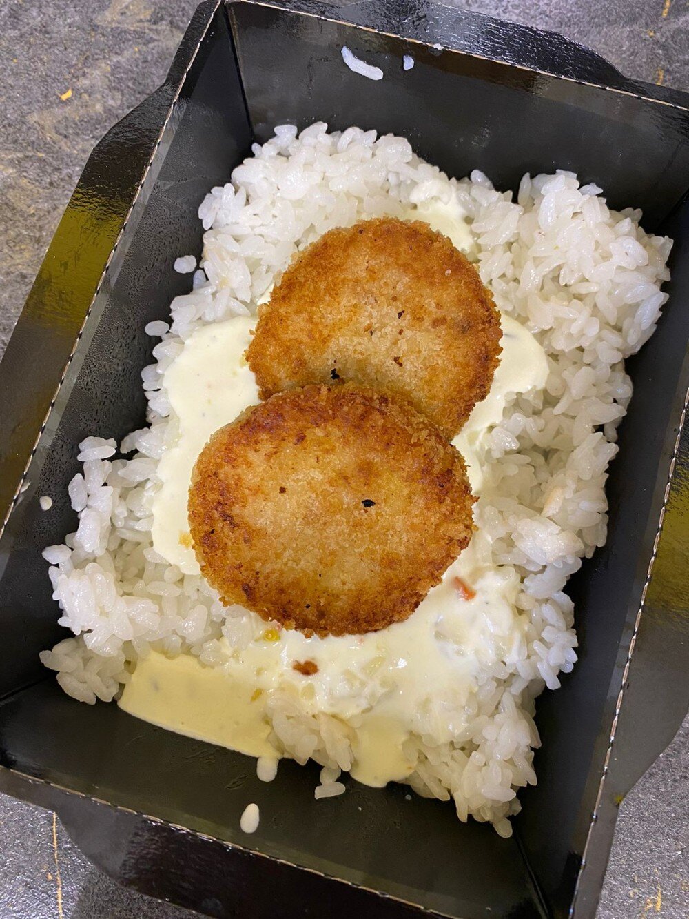 Биточки рыбные с рисом и сливочным соусом