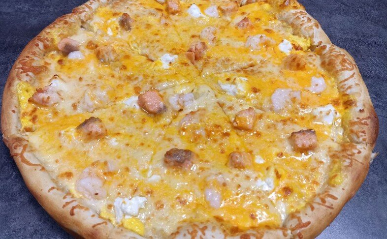 Сырная с красной рыбкой и тигровыми креветками.