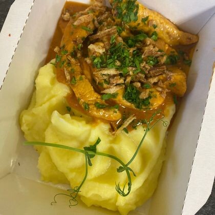 Свиная поджарка с картофельным пюре