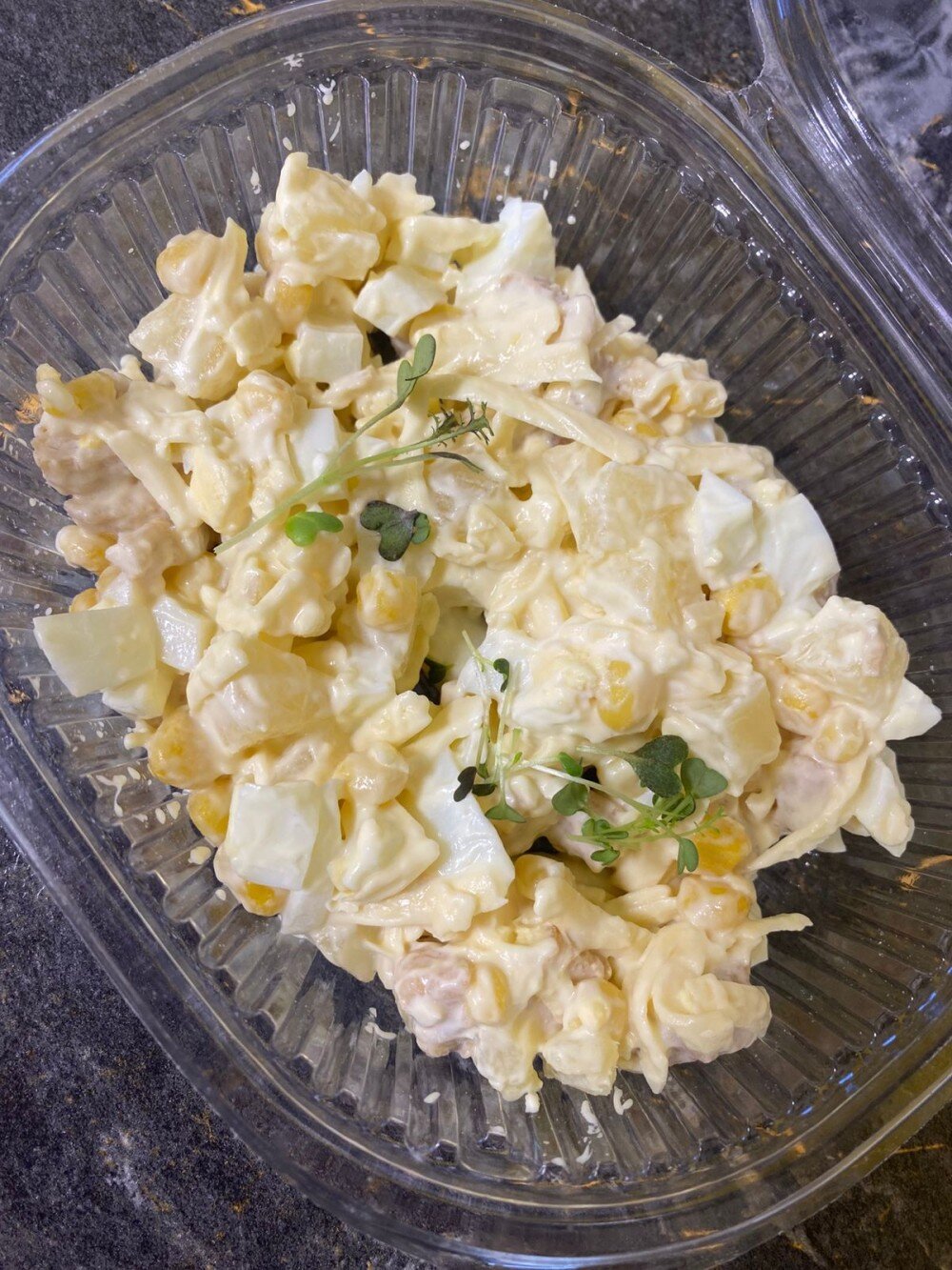 Салат с курицей и ананасом